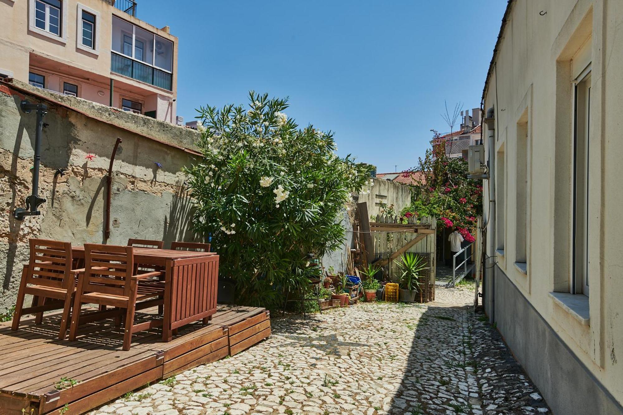 The Back Yard Nest Apartment Lisbon Exterior photo